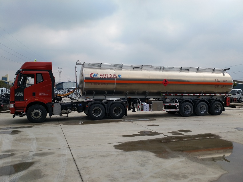 46立方半挂油罐车侧面图片