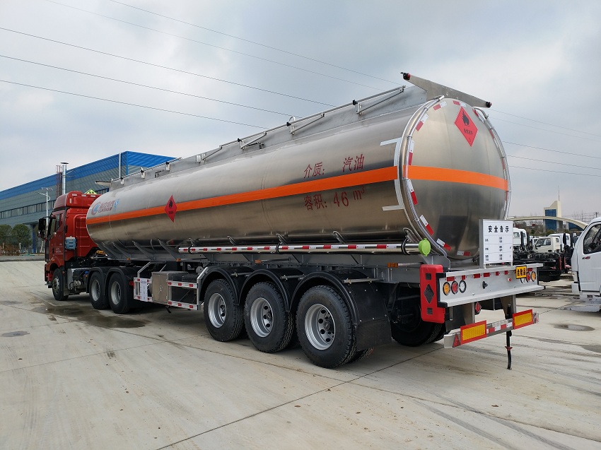 46立方半挂油罐车图片尾部展示图