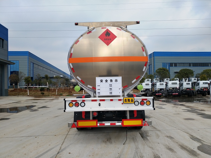 46立方半挂油罐车图片尾部展示图