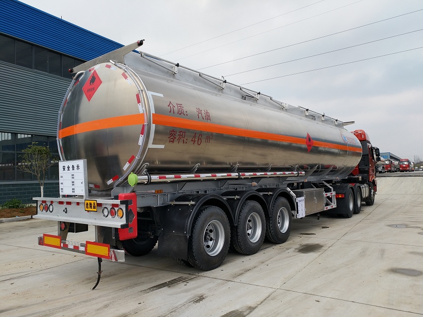 46立方半挂油罐车图片尾部侧面展示图