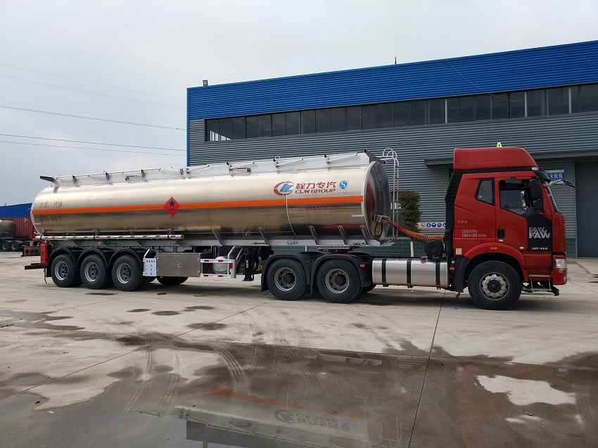46立方半挂油罐车图片侧面展示