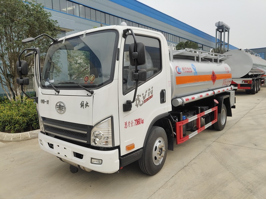 解放虎V5吨油罐车侧面图片