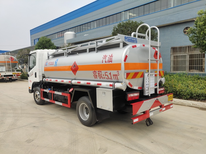 解放虎V5吨油罐车尾部侧面图片