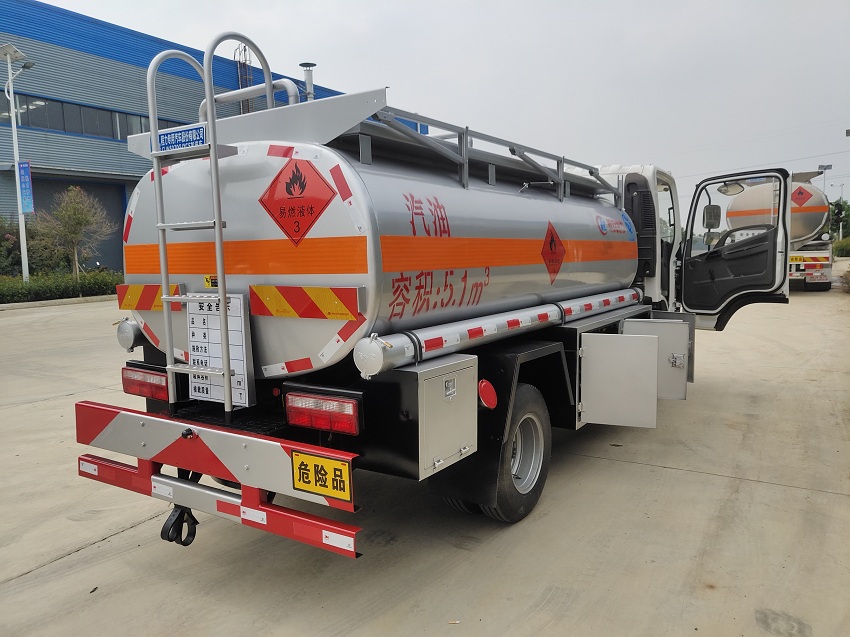 解放虎V5吨油罐车尾部侧面图片