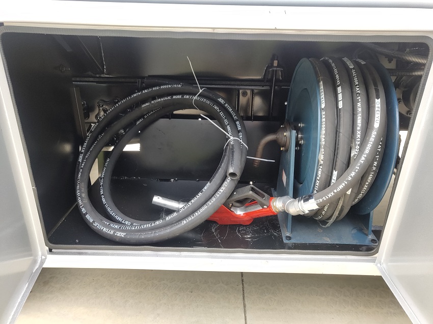 解放虎V5吨油罐车工具箱带加油机卷盘图片