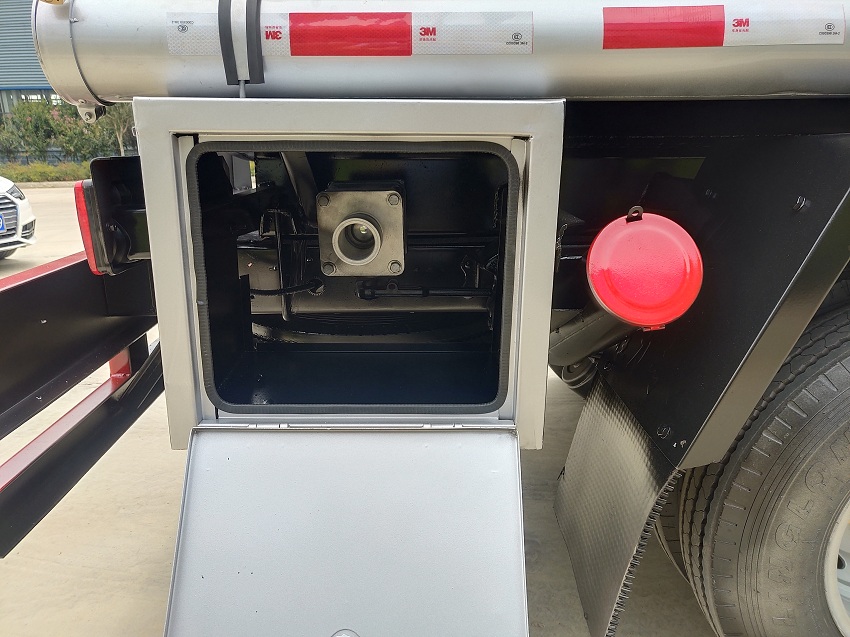 解放虎V5吨油罐车尾部工具箱带自流口图片