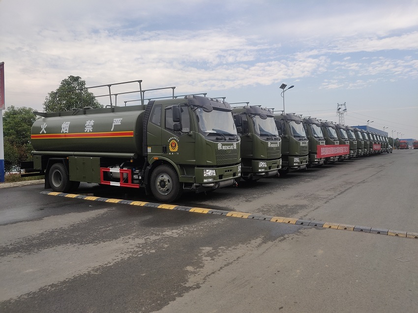 部队采购解放J6单桥14吨油罐车批量订单图片