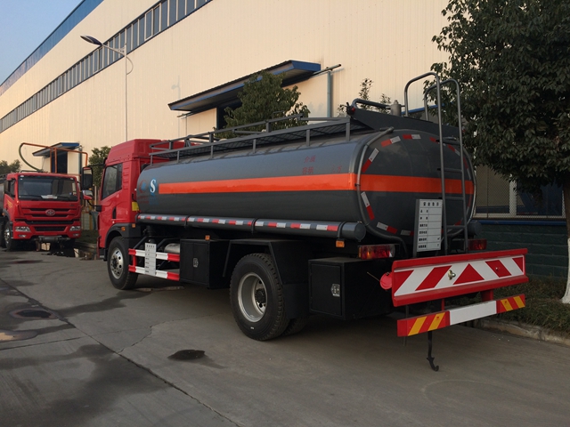 上海解放10吨油罐车