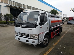 东风多利卡5吨油罐车图片