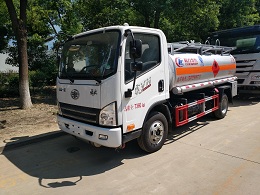 解放虎V5吨油罐车发车图片