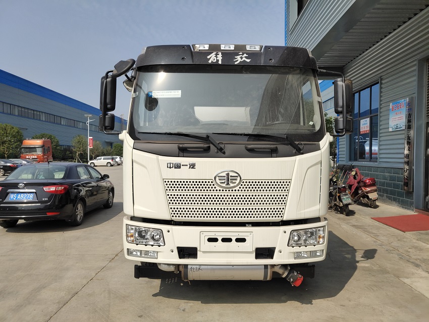 高清中国一汽解放13吨油罐车前脸图片