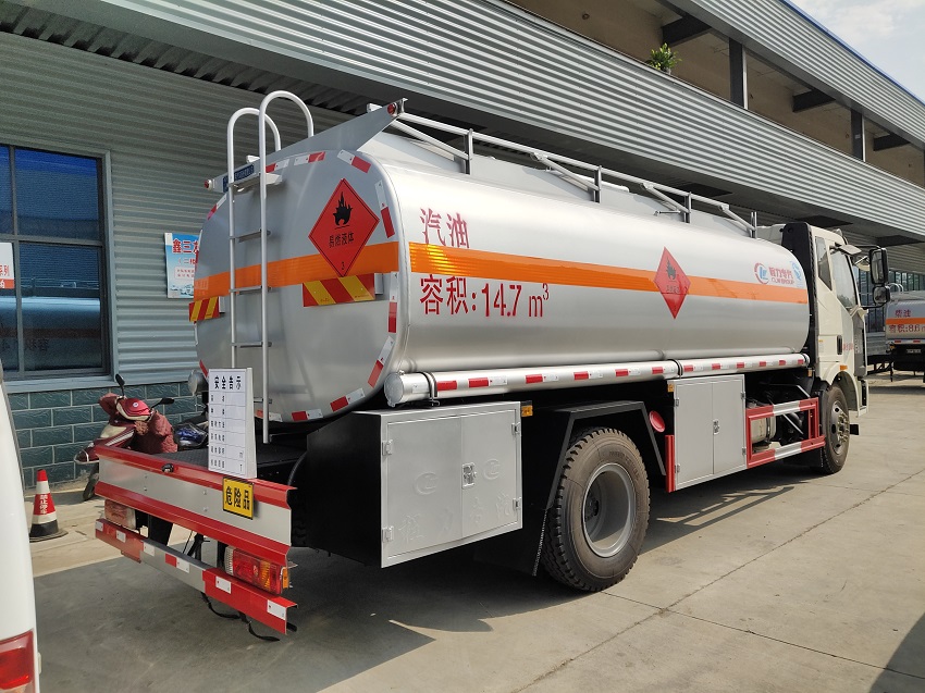 高清中国一汽解放13吨油罐车侧面图片