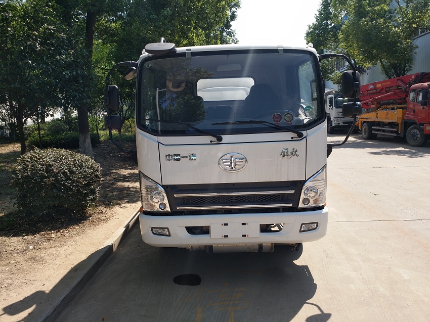 解放虎V5吨油罐车发车图片