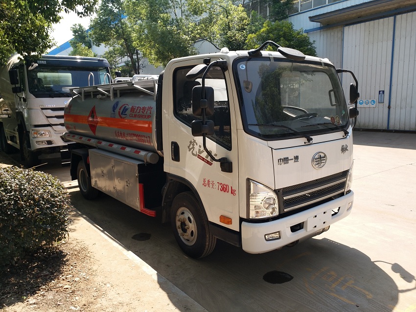 解放虎V5吨油罐车发车侧面图片